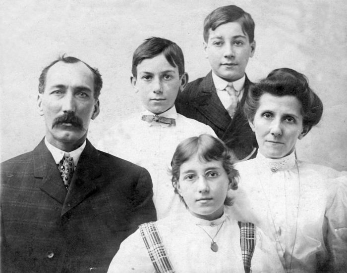 1902 Major Edward Brown family