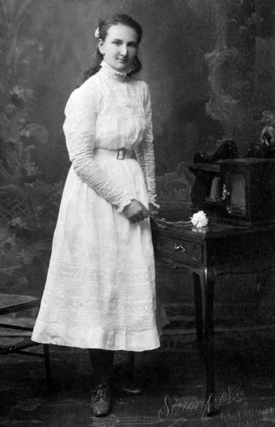1910 05 Violet Lakeman