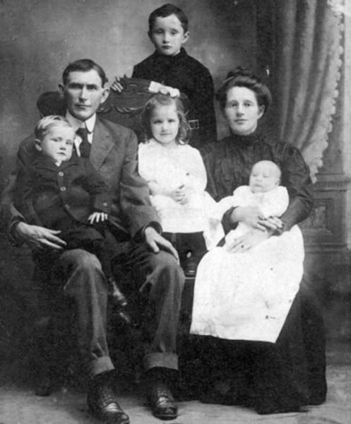 1911 03 Daniel Davis family