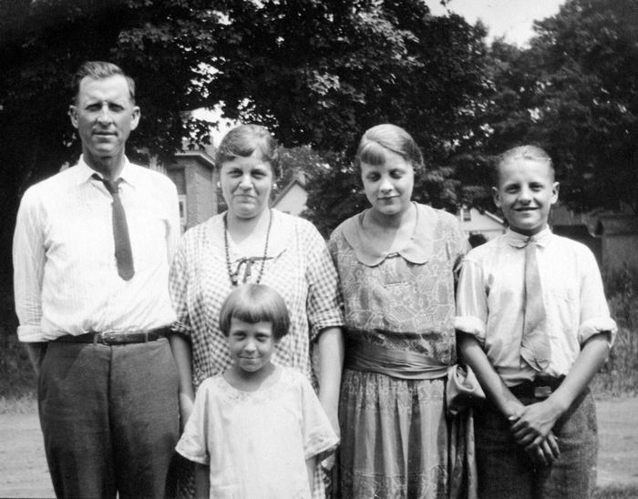 1922 01 Cheshire, Gallia Co, OH Niday family