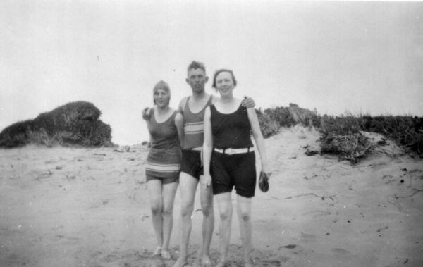1929 Beachport - Una Boase, _ Spencer, Thelma Chapman