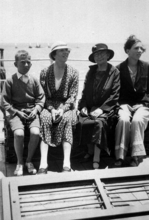 1935 Bob, Thelma, Aunt Ann, Shirley