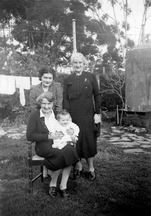 1942 01 Leslie St - Joy, Mabel, Linnea Shepherd, Aunt