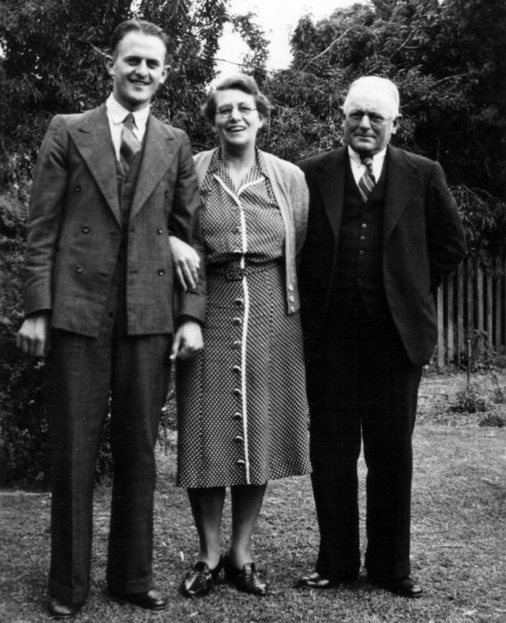 1942 02 Christmas Day - Leslie St - Bruce, Beryl, Freddie Boase