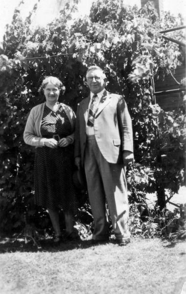 1943 04 Mabel and Clem Shepherd