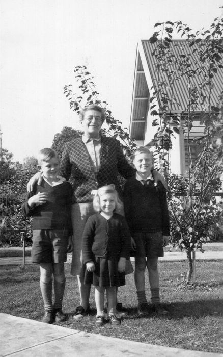 1948 06 Keys Rd - Beryl Boase, David, Margaret, John Shepherd