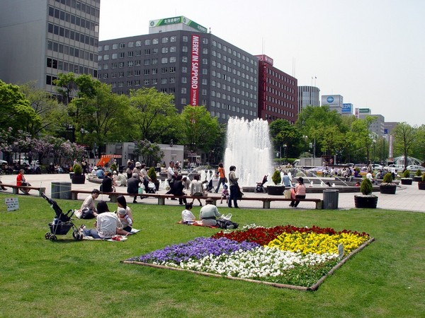 2004-05-26 2896 Sapporo, Hokkaido - Odori Park